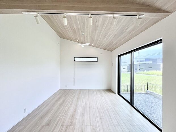 ◆3号棟◆～Living～  豊かな陽光がこの場所を照らしだす。  光溢れるこの空間はみんなの笑顔が集う場所、時を忘れ、つきることのないたわいもない会話を楽しむ時間、たくさんの思いが綴られる場所。