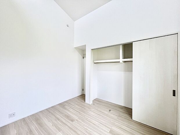 ◆3号棟◆～Bed Room～  全居室には収納クローゼットを完備！普段使いのお洋服や小物はもちろん、季節物のお洋服などもしっかりと整理整頓おしまい頂けます。  居室空間を広く使用できますね。