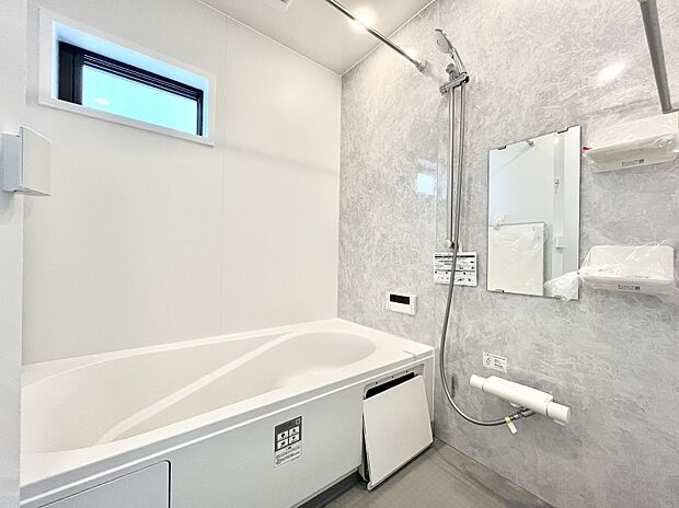 ◆3号棟◆～Bath Room～　窓付きのバスルームは、採光もあり明るく気持ちの良い空間です。窓があることで、換気環境も良好。ゆったり寛げるバスルームで、毎日のバスタイムが楽しみになりそうです。