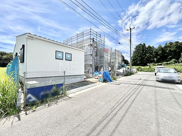 ~Exterior~ 前面道路は閑静な住宅地をはしる車通りの少ない道路。駐車の出し入れもらくらくです!ご不明点・現地見学のご希望は、お気軽にお問い合わせください!
