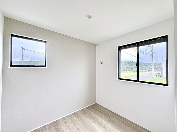◆3号棟◆～Bed Room～　2面採光を確保した明るい室内は、風通しも良く、大変居心地の良い空間となっております。爽やかな風を感じて起きる朝は、快適生活の始まりに！日当たりがとても良い住まい♪