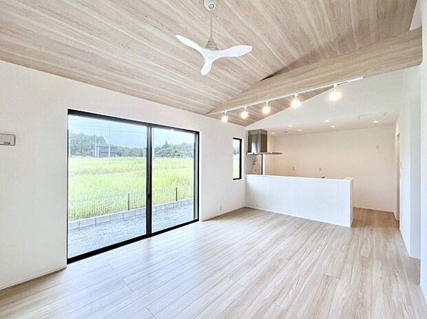 ◆3号棟◆～Living～　ここにはみんなが集い、食事と楽しい会話が始まる。話に夢中になりすぎて、ついつい時を忘れ夜半過ぎになってしまう。そんな束の間の幸せを感じさせてくれる場所でありたい。