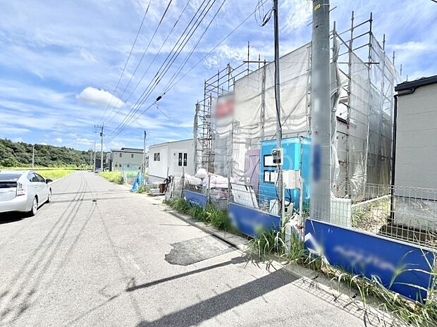 ~Exterior~ 前面道路は閑静な住宅地をはしる車通りの少ない道路。駐車の出し入れもらくらくです!ご不明点・現地見学のご希望は、お気軽にお問い合わせください!