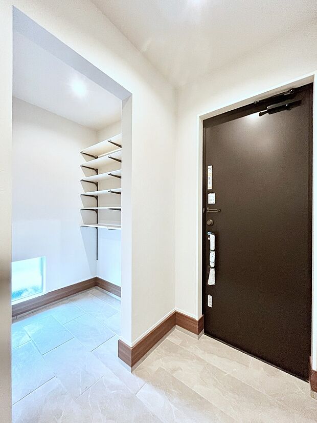 ◆1号棟◆~Entrance~ 玄関は家の顔といわれますが我が家のセンスをさりげなく感じさせる魅力ある玄関造りも楽しみの一つ。帰宅する度に家族がほっとできる心地よい空間造りも大切ですね♪