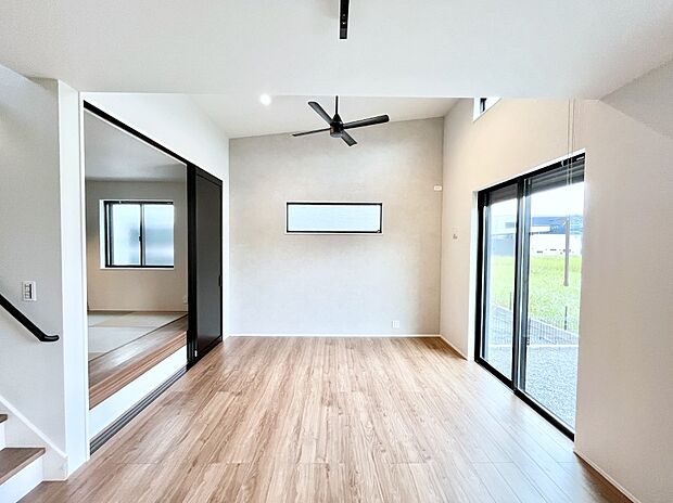 ◆1号棟◆~Living~ 豊かな陽光がこの場所を照らしだす。 光溢れるこの空間はみんなの笑顔が集う場所、時を忘れ、つきることのないたわいもない会話を楽しむ時間、たくさんの思いが綴られる場所。