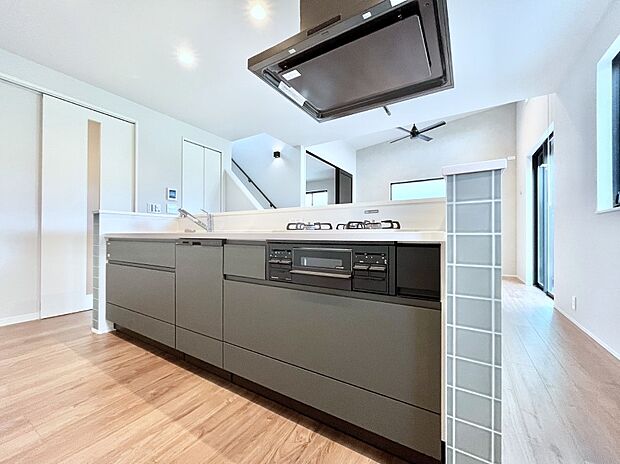 ◆1号棟◆~Kitchen~ 会話が弾むリビング、料理が愉しくなるキッチン。家は、ただ生活する場ではなく、暮らしを愉しく、快適にする場所。笑顔の毎日、安らぎの日々のために、最新の設備・仕様を採用。