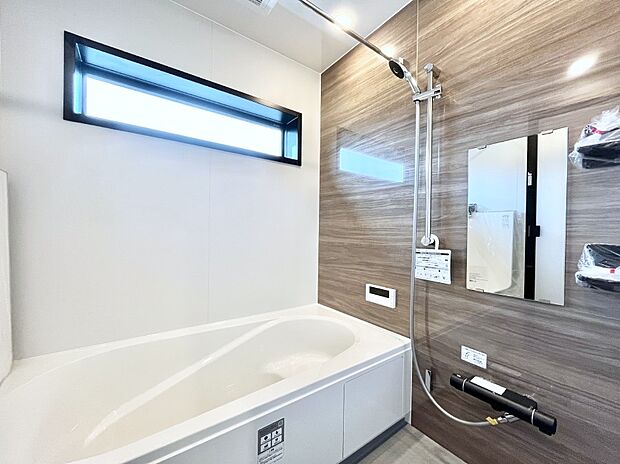 ◆1号棟◆~Bath Room~ 窓付きのバスルームは、採光もあり明るく気持ちの良い空間です。窓があることで、換気環境も良好。ゆったり寛げるバスルームで、毎日のバスタイムが楽しみになりそうです。