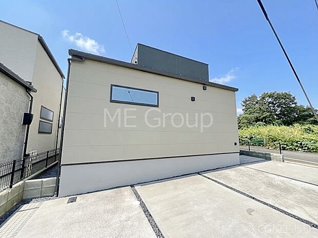 ◆1号棟◆~Exterior~ 堂々たる趣ながら、主張し過ぎずどこか余裕を感じさせるシャープなフォルムで佇む邸宅は、晴天の空と照らし合わせる事で、本来あるべき完成形の姿を見せてくれます。