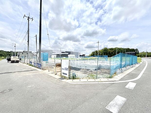 ~Exterior~ 前面道路は閑静な住宅地をはしる車通りの少ない道路。駐車の出し入れもらくらくです!ご不明点・現地見学のご希望は、お気軽にお問い合わせください!