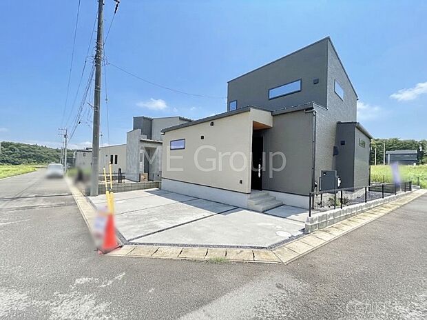 ~Exterior~ 前面道路は閑静な住宅地をはしる車通りの少ない道路。駐車の出し入れもらくらくです!ご不明点・現地見学のご希望は、お気軽にお問い合わせください!