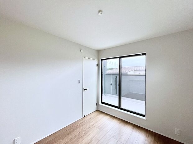 ◆1号棟◆~Bed Room~ 木の温もりがやさしいフローリングは安らぎをもたらすプライベート空間。明るめのフローリングですので、壁紙ともマッチし、お部屋を更に広く見せてくれる効果も。