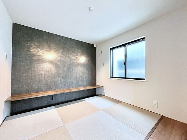 ◆1号棟◆~Japanese Room~ LDK隣接の和室は、アイロンがけなど奥様の家事スペースとして、また小さなお子様のいるご家庭ではお昼寝やおむつ替えの場としてご活用いただけます。