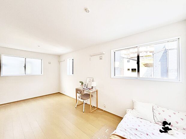 ◆No.1◆~Bed Room~ 木の温もりがやさしいフローリングは安らぎをもたらすプライベート空間。明るめのフローリングですので、壁紙ともマッチし、お部屋を更に広く見せてくれる効果も。