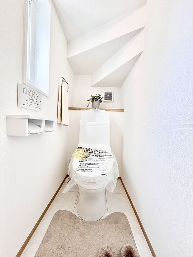 ◆No.1◆~Toilet~ 綺麗・スッキリ・快適なウォシュレット付トイレでくつろげる空間です。採光もあり明るく、快適空間となっております♪毎日使う場所だからこその配慮です!