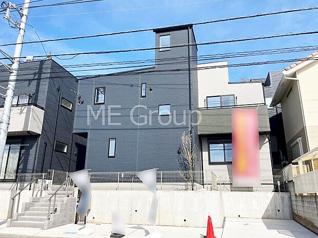 ◆No.1◆~Exterior~ 堂々たる趣ながら、主張し過ぎずどこか余裕を感じさせるシャープなフォルムで佇む邸宅は、晴天の空と照らし合わせる事で、本来あるべき完成形の姿を見せてくれます。