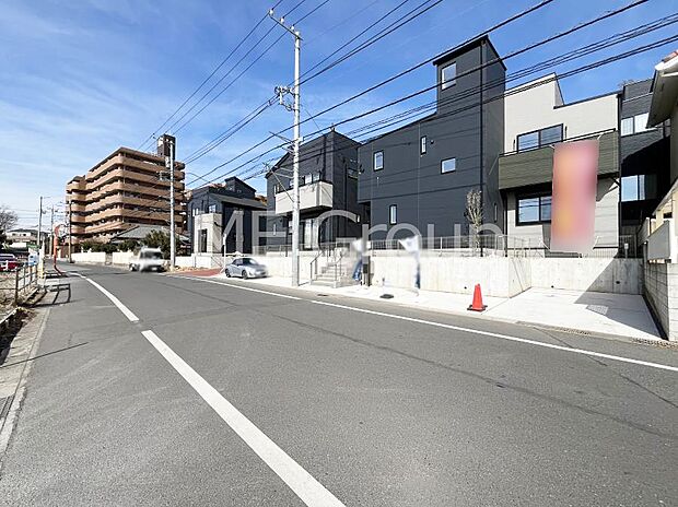 ~Exterior~ 前面道路:南西 8.4m 公道 前面道路は閑静な住宅地をはしる車通りの少ない道路。駐車の出し入れもらくらくです!ご不明点・現地見学のご希望は、お気軽にお問い合わせください!