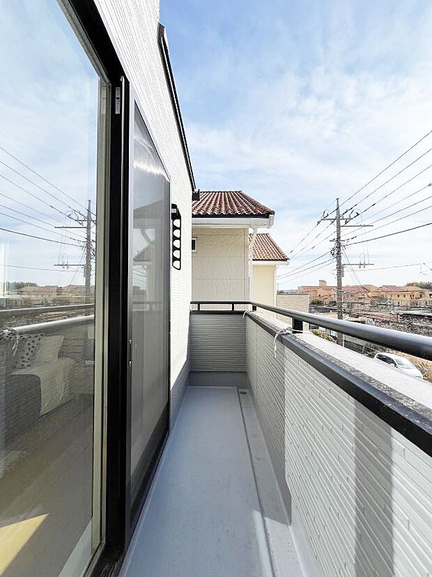 ◆No.1◆~Balcony~ バルコニーは温かい陽がさしこみ、お布団や洗濯物を気持ちよく干すことができます。使いやすく開放的なバルコニーです♪陽ざしがたっぷり降り注ぐ、バルコニー付き住まい。
