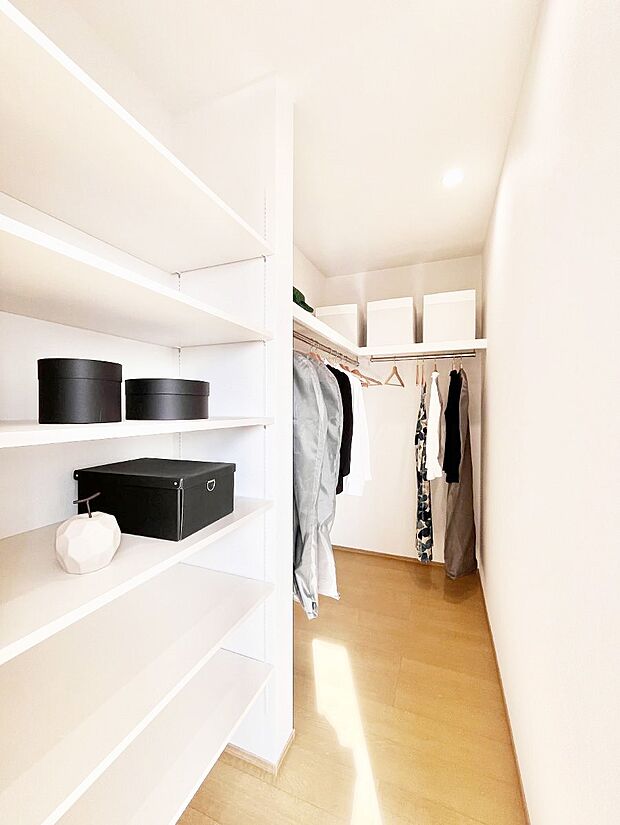 ◆No.1◆~Walk-in Closet~ たくさんの洋服をかけてもシワになりにくいウォークインクローゼット。洋服以外にも、普段使わない家電やスーツケース、ストック品など何でも片付く嬉しい空間です。