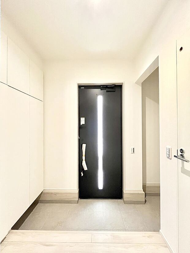 ◆2号棟◆～Entrance～　玄関は家の顔といわれますが我が家のセンスをさりげなく感じさせる魅力ある玄関造りも楽しみの一つ。帰宅する度に家族がほっとできる心地よい空間造りも大切ですね♪