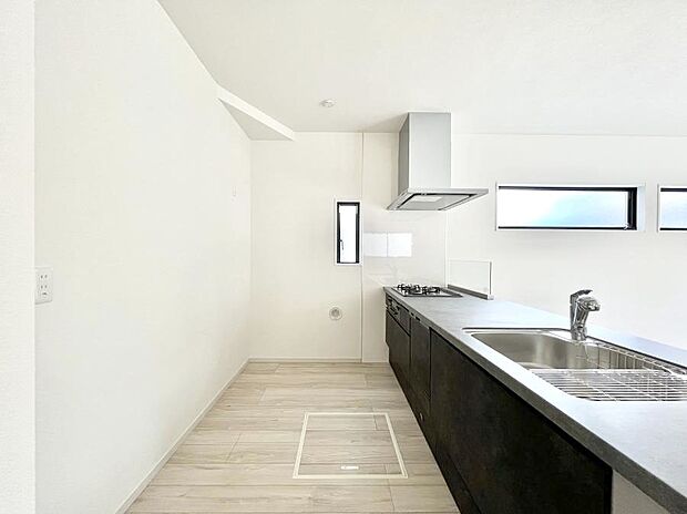 ◆2号棟◆~Kitchen~ 自然光が入る窓のあるキッチン☆毎日使う場所だからこそ、使い勝手を考慮しました。ゆったりとしたキッチンコーナーは質感豊かな仕上がりとなっております。