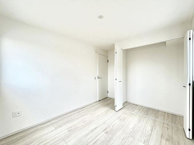 ◆2号棟◆~Bed Room~ マンションと違い部屋数が多いのが戸建てのメリットです。ご家族が増えたことで手狭に感じていた住まいも戸建てでは各居室プライバシーを保つことができます。