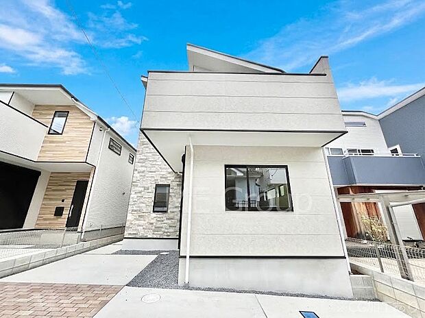 ◆2号棟◆~Exterior~ 一戸建ての大きなメリットは、自分達の「土地」を「自由に」使える事です。ガーデニングやDIY,車やバイクの趣味など様々な用途で利用できます。