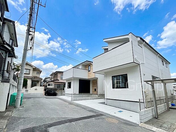 ～Exterior～　前面道路：南東 6m 公道、南西 5.98m 公道　低層の一戸建てを中心とした街並みが整然と続き、周辺は高い建物が建っていないので、緑の多い閑静な趣を感じる環境です。