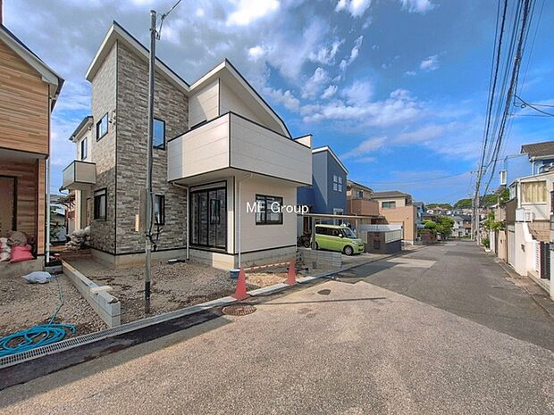 ~Exterior~ 前面道路:南東 6m 公道、南西 5.98m 公道 低層の一戸建てを中心とした街並みが整然と続き、周辺は高い建物が建っていないので、緑の多い閑静な趣を感じる環境です。