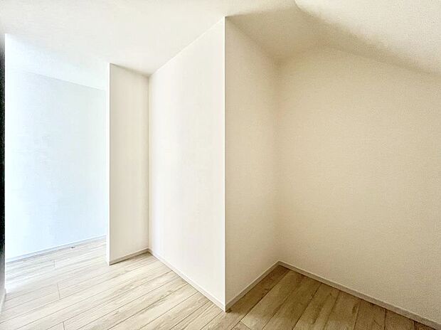 ◆2号棟◆~Walk-in Closet~ たくさんの洋服をかけてもシワになりにくいウォークインクローゼット。洋服以外にも、普段使わない家電やスーツケース、ストック品など何でも片付く嬉しい空間です。