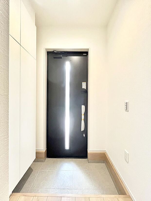◆1号棟◆~Entrance~ 家の中でお客様を迎える最初の場所である玄関は、家の印象そのものです!豊富な玄関収納で、常に綺麗に保つことが出来ます♪玄関にはたっぷり収納の下駄箱を完備!