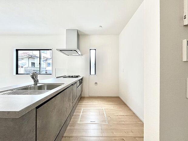 ◆1号棟◆~Kitchen~ 自然光が入る窓のあるキッチン☆毎日使う場所だからこそ、使い勝手を考慮しました。ゆったりとしたキッチンコーナーは質感豊かな仕上がりとなっております。