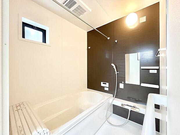 ◆1号棟◆~Bath Room~ 窓付きのバスルームは、採光もあり明るく気持ちの良い空間です。窓があることで、換気環境も良好。ゆったり寛げるバスルームで、毎日のバスタイムが楽しみになりそうです。