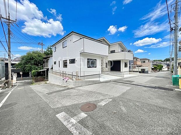 ~Exterior~ 前面道路:南東 6m 公道、南西 5.98m 公道 低層の一戸建てを中心とした街並みが整然と続き、周辺は高い建物が建っていないので、緑の多い閑静な趣を感じる環境です。