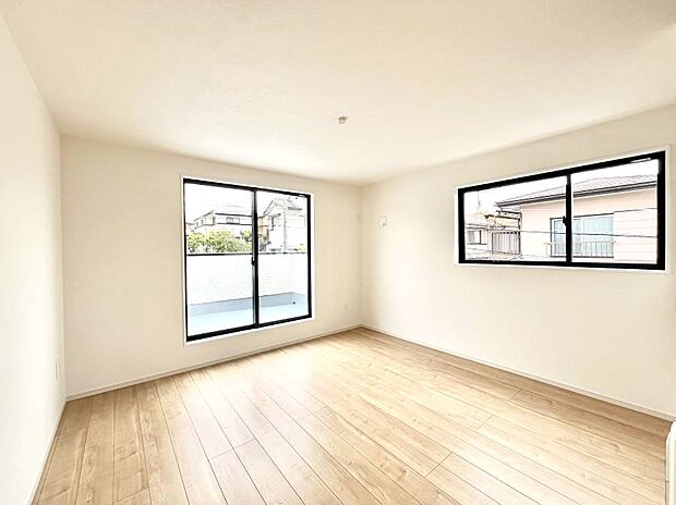 ◆1号棟◆~Bed Room~ 「今日も一日お疲れ様」とご夫婦でゆったりくつろげる寝室。毎日の家事やお仕事に疲れた日はフカフカのベットで癒されてください。テレビや本棚をおいても快適な広さが自慢♪