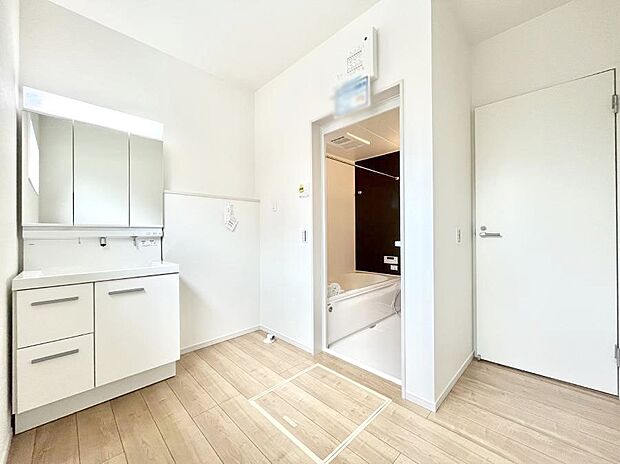 ◆1号棟◆~Dressing Room~ 清潔感溢れる色合いで統一されていると、スッキリと整った印象をうけます。鏡の裏にはたっぷりと収納スペースを標準装備!水廻りは、シンプルかつ機能性を重視して。