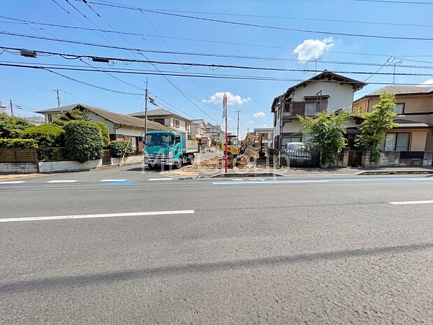 ~Exterior~ 四季を通じて自然と触れ合えるスポットが多く、お散歩やジョギング、週末のご家族での遊びに最適です。開放感とゆとりに包まれた理想の住まいがここにあります。