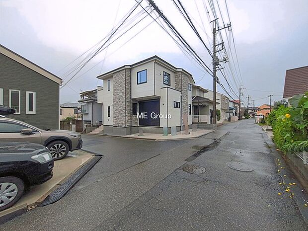 ~Exterior~ 前面道路:南東 4.5m 私道、北東 3.79m 公道 低層の一戸建てを中心とした街並みが整然と続き、周辺は高い建物が建っていないので、緑の多い閑静な趣を感じる環境です。