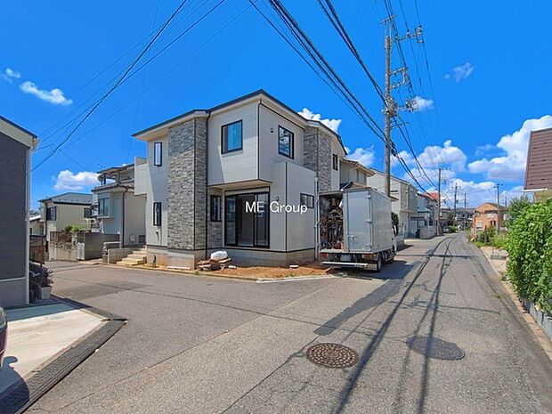 ~Exterior~ 前面道路:南東 4.5m 私道、北東 3.79m 公道 低層の一戸建てを中心とした街並みが整然と続き、周辺は高い建物が建っていないので、緑の多い閑静な趣を感じる環境です。