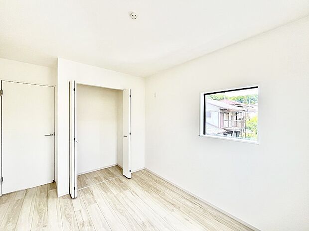 ~Bed Room~ 全居室には収納クローゼットを完備!普段使いのお洋服や小物はもちろん、季節物のお洋服などもしっかりと整理整頓おしまい頂けます。 居室空間を広く使用できますね。