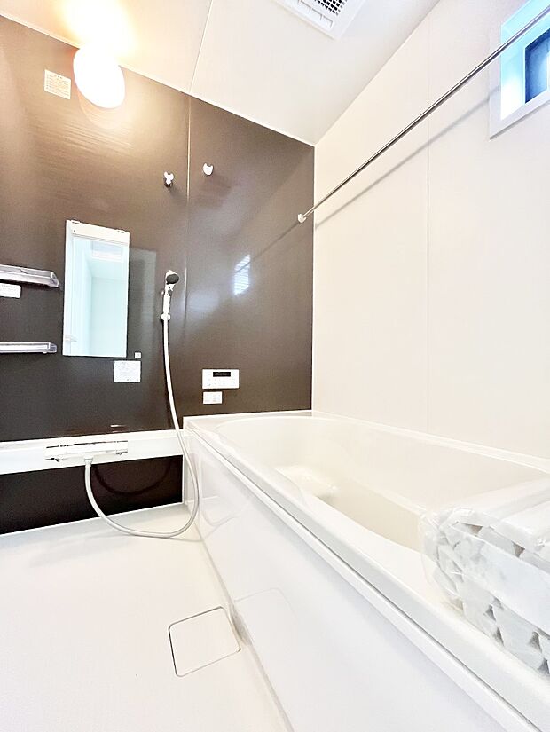 ~Bath Room~ ゆったりと足を伸ばして入浴することが可能!一日の疲れを癒す貴重なバスタイムです。お子様とご一緒でも十分な広さなので、リビングとは違った家族団欒のひと時をお楽しみいただけます。
