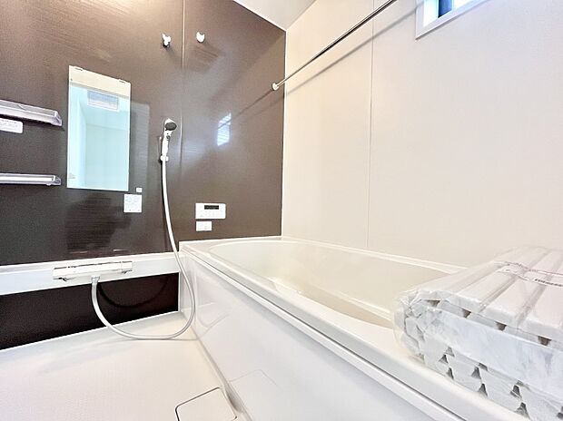 ～Bath Room～　落ち着いた雰囲気の浴室で明日に向けてリフレッシュ。浴室乾燥機能も付いているので隣の洗濯機置き場で洗い上がった洗濯物を、雨の日も天気を気にせず乾燥させることも可能です。
