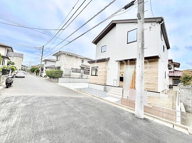~Exterior~ 前面道路は閑静な住宅地をはしる車通りの少ない道路。駐車の出し入れもらくらくです!ご不明点・現地見学のご希望は、お気軽にお問い合わせください!