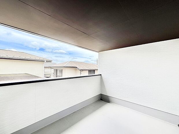 ~Balcony~ インナーバルコニーは洗濯物を干すスペースとして急な雨で洗濯物が濡れてしまうのを防いでくれます◎チェアでくつろいだり、夏には周りを気にせずビニールプールが楽しめますね♪