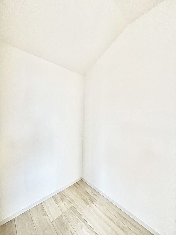 ~Walk-in Closet~ 必要なものやコーディネートを一覧して確認でき、身支度や準備が短時間で済むウォークインクローゼットを設置しました。家の中をすっきりとさせる便利な収納スペースです。