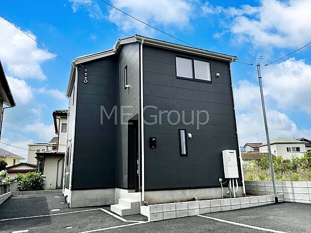 ～Exterior～　堂々たる趣ながら、主張し過ぎずどこか余裕を感じさせるシャープなフォルムで佇む邸宅は、晴天の空と照らし合わせる事で、本来あるべき完成形の姿を見せてくれます。