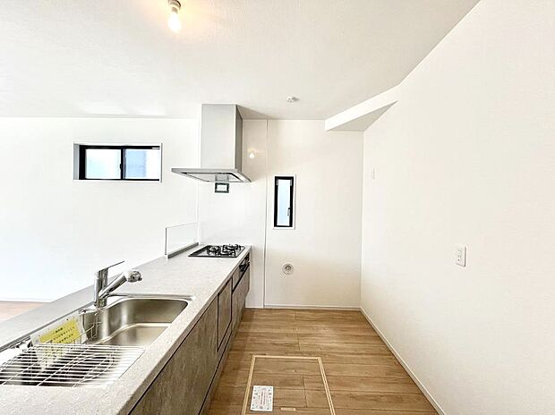 ～Kitchen～　自然光が入る窓のあるキッチン☆毎日使う場所だからこそ、使い勝手を考慮しました。ゆったりとしたキッチンコーナーは質感豊かな仕上がりとなっております。