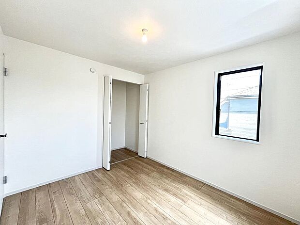 ~Bed Room~ 部屋数が多いのが戸建てのメリットです。ご家族が増えたことで手狭に感じていた住まいも戸建てでは各居室プライバシーを保つことができます。住まいにゆとりが生まれ心もリラックスできます♪