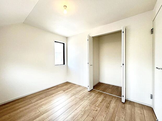 ~Bed Room~ 子供部屋はお子様にとって大変重な役割があります。子供一人で過ごす空間を与えることで、宿題や勉強時間も自然と増えまた自ら部屋の片付けや掃除なども促すことに繋がります。