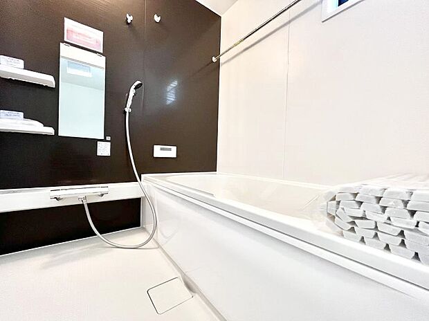 ~Bath Room~ 足を伸ばして入浴することが可能!一日の疲れを癒す貴重なバスタイムです。お子様とご一緒でも十分な広さなので、リビングとは違った家族団欒のひと時をお楽しみいただけます。