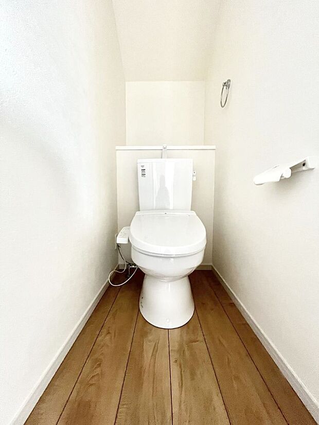 ~Toilet~ 綺麗・スッキリ・快適なウォシュレット付トイレでくつろげる空間です。1、2階共にトイレスペース!採光もあり明るく、快適空間となっております♪毎日使う場所だからこその配慮です!